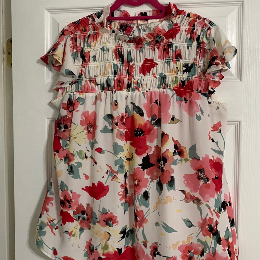 Floral flutter short sleeve top